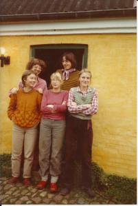 Foran fra venstre: Eva Brandt, Nina Bülow, Idun Storrud, Bagved: Ulla Ackermann og Ninas mand Bo Agerskov.