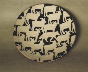 Ulv blandt får, fad, 1994, stentøj, diameter 24 cm.