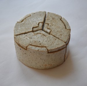 Trippel lågkrukke, 1978, stentøj, Højde ca 5 cm, samlet diameter 11 cm.