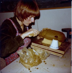 Idun modellerer en bille. 1977