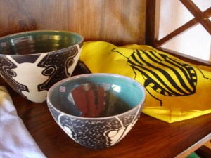 Skåler. steingods, Idun Storrud. Veske med trykk, Lucie Tartoarová 2008