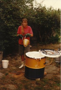 Her tager jeg en rødglødende skål ud af rakuovnen. 1996.