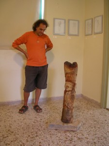 Dimitris Raftelis med skulpturen "Caught in balance" , Kardamyli 2008.