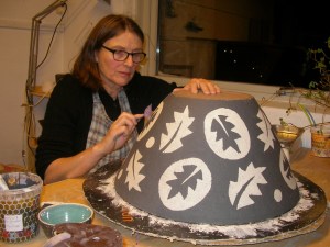 Stor skål dekoreres, 2013.